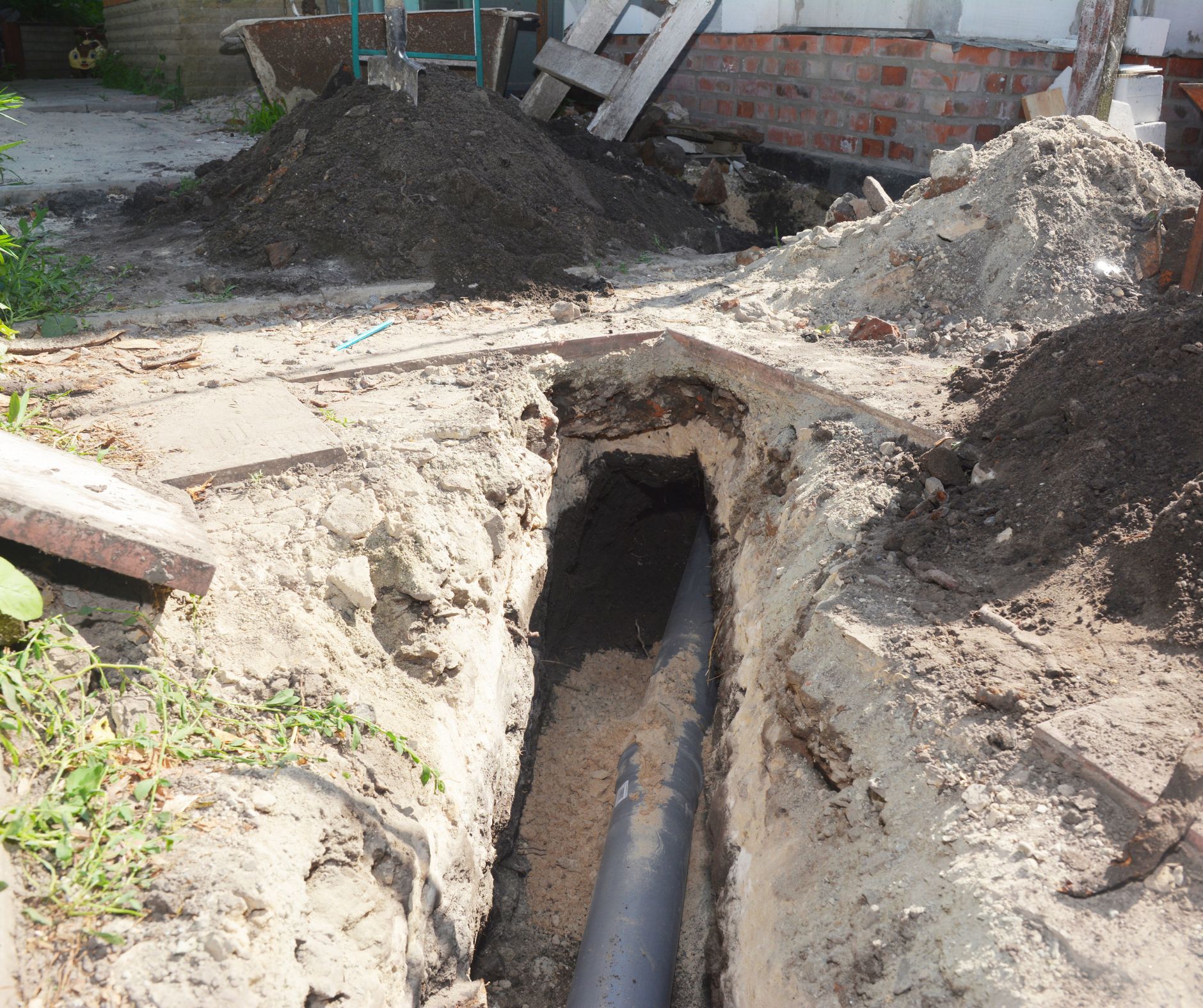Sewer line repair with underground pipe replacement